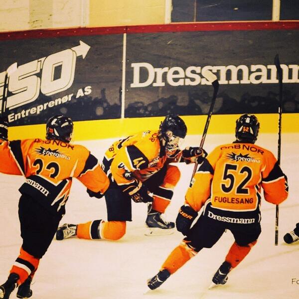 nilsfuglesang's tweet photo. Takker alle gutta for en bra sesong og NM-sølv!🐅❤️ http://t.co/51fqm0zVFS