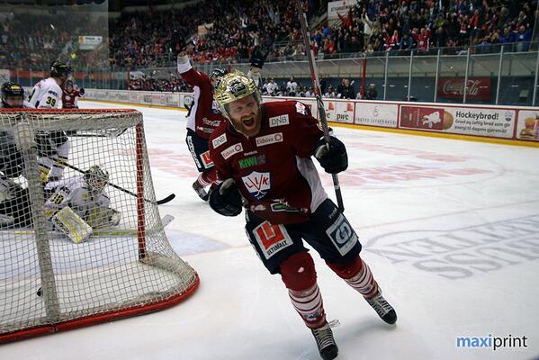 @thedeenzy found the back of the net again. Unfortunately not enough to win the game tonight. #2get #maxiprint