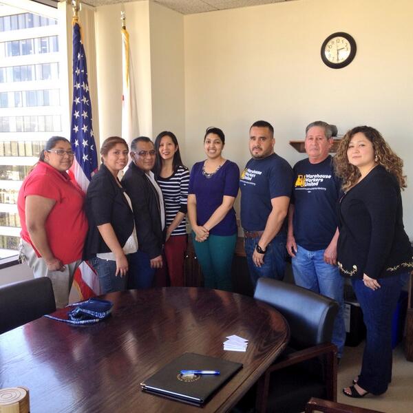 foodchainworker's tweet photo. Thx @SenFeinstein for supporting #RaiseTheWage & #Raise213 & meeting with us @ROCLosAngeles @wwunited @UNITEHERE11 http://t.co/6oERXm92pH