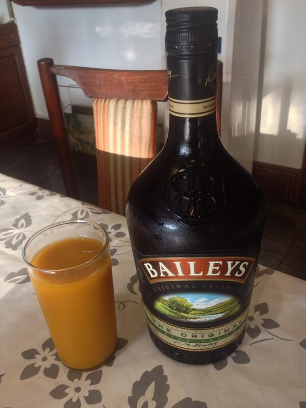 VinoGBastian__'s tweet photo. Pagi2 isteri gw ngeluarin baileys dr kulkas.. Untung gak khilaf sok mau ikutan, Ternyata isinya jamu kunyit.. 😰 http://t.co/BWj9lLbYwQ