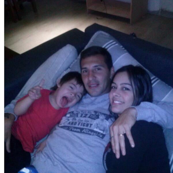 lari_riquelme's tweet photo. #Dibujitos #mimos #conlostios amor @fabbrojony17 y el gordito de ale..!! Que lindo ya es..!! http://t.co/W4AOsG6F6P