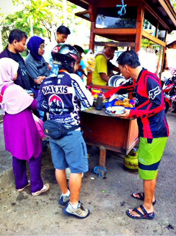 sayagautama's tweet photo. Second checkpoint - Soto Surabaya Hyundai. #gowessperdana http://t.co/dECA0SAlQz