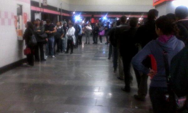 dgonzalezchava's tweet photo. @STCMetroCDMX  #NOESPOSIBLE #PERDIDADETIEMPO  una cola enorme y una sola despachadora #metroobservatorio http://t.co/BqSsLYvoA5