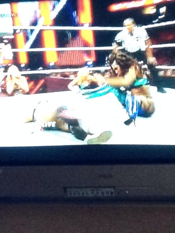 Dbo_Marley's tweet image. #RAW #CMPunk #CMPunkChants #TheStreak #WrestleMania #divas #WWEApp Good job @NaomiWWE 💜💜💪💪💪😊😊💜💜