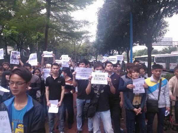 YaxueCao's tweet photo. Guangzhou today "@oubiaofeng: 今天廣州街頭！#茂名反PX http://t.co/HSph8pIrio" #Maoming