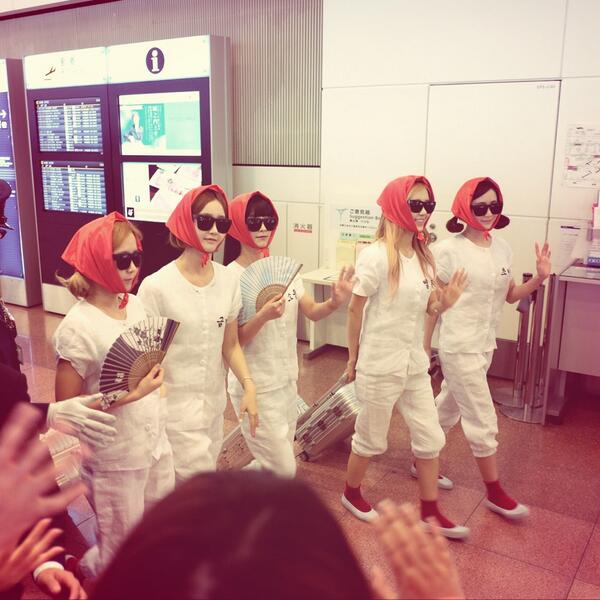 crayonpop's tweet photo. 어반 라이프 스타일을 강조한 공항패션의 종결! - 일본 하네다 공항입국 http://t.co/ZNkch8lTCM