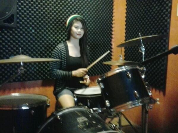 Ellelowveeihh's tweet image. Kahit wala pang tulog at kaen kahit masama pakiramdam ko pinush ko toh :') #DrumsTutorial