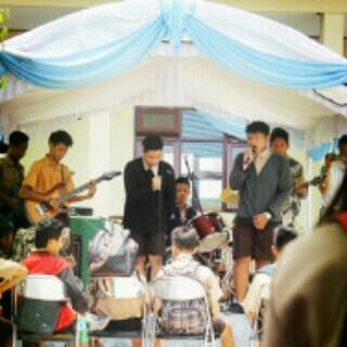 Jevvik_Ofc's tweet photo. Jevvik waktu ngisi acara sekolah.. Feat sama teddy(idiots monkey) =D http://t.co/gx5TtIHvGa