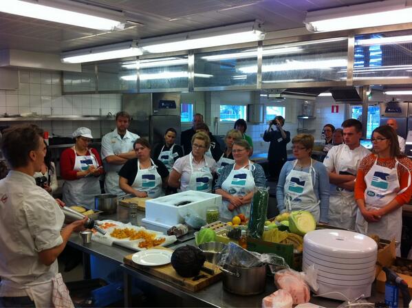 HStrandvik's tweet photo. #GastroÅland är i gång! Matlabbet leds av Paul Svensson, här möts kockar o producenter på köksgolvet! #Nynordiskmat http://t.co/0DulLD5h8w