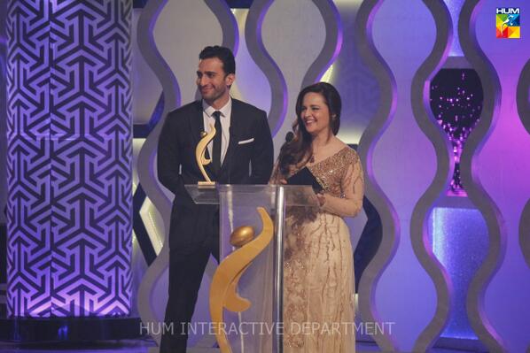 Humtvnetwork's tweet photo. Here to give the award :) #HumAwards2014 http://t.co/ctEk8dhdy5