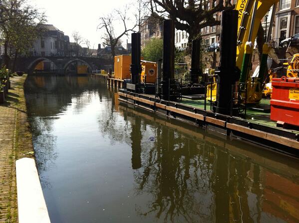 Werkers herstelwerk werven hebben onverwachte gast gespot in Utrechtse Oudegracht. #zeehond bit.ly/1e7395O