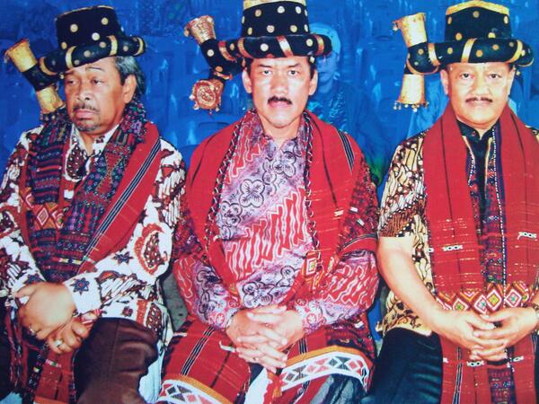 pakualampalace's tweet photo. Sri Paduka Paku Alam IX Al Haj bersama GBPH Prabukusumo (tengah) dan GBPH Hadiwinoto (kiri) di Istana Bagas Godang http://t.co/pVg2bkJVIQ