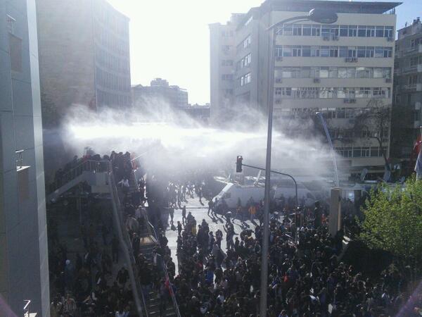 Polis, yolu açmak için müdahale ediyormuş ! arabalar hep yaya üst geçirlerinden geçiyor ya!
