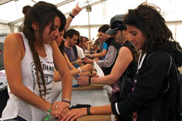 VinaRockOficial's tweet photo. Se va acercando este momento, #viñarockeros Recuerda, últimos 6 días de abonos a 41,50€ http://t.co/lynNsM5e52 http://t.co/IIWQnajk5k