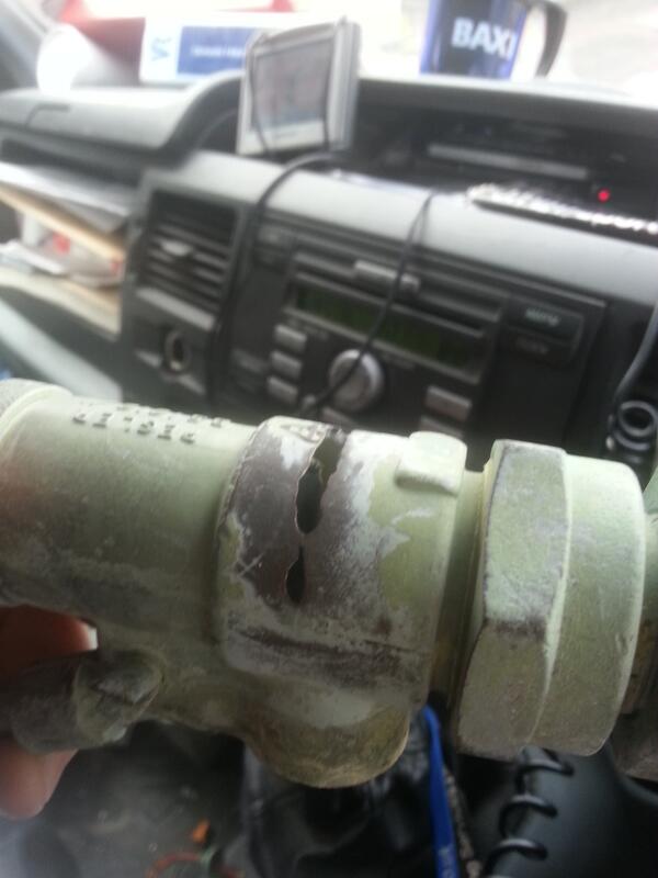 PkwHeating's tweet image. This is why the water tank at Newton honda south croydon was not stoping when filled up...never seen this before!!