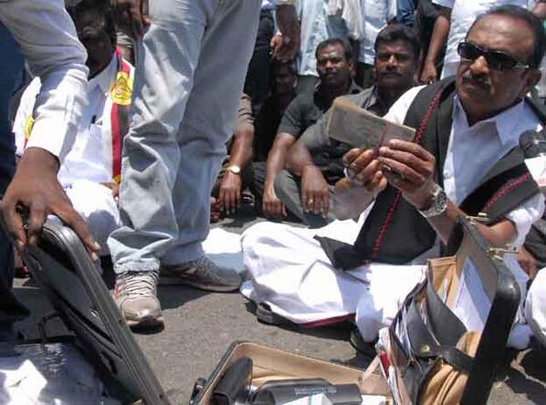 dinamalarweb's tweet photo. வைகோ சாலை மறியல்...http://t.co/qj7UEwjhYw http://t.co/YOKNggp2Yk