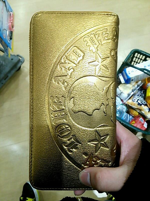 gt111194's tweet photo. これが金の財布 http://t.co/tzfVZgLrQy