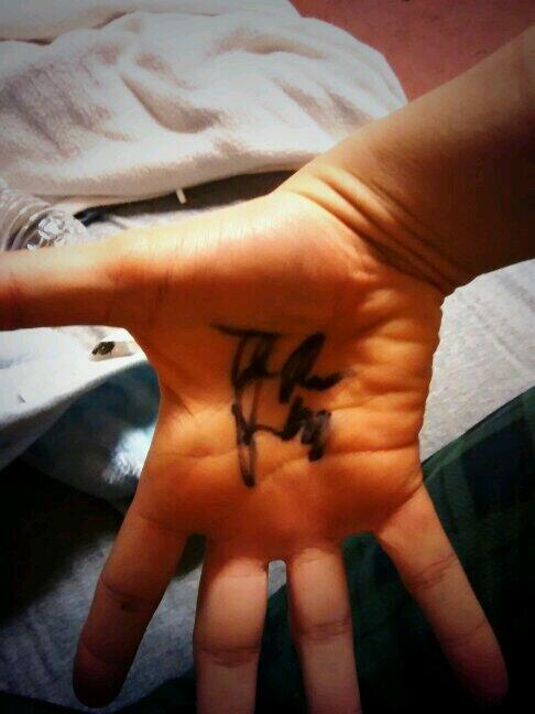 bbartlett126's tweet photo. Reverend Peyton signed my hand!!!!! Reverend Peyton's big damn band baby! #bigdamnband #clapyourhands http://t.co/V3aE8XOVVK