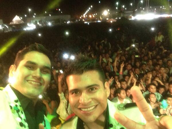 Chrisoronia's tweet photo. Graxias a la gente de #irapuato que evento tan más chingon!! Con mi compadre @Samuelrecodito @BANDARECODITOSS http://t.co/YKVeAvHGJs