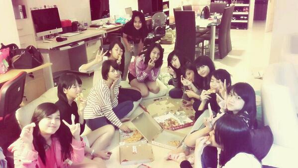 TSGaby48's tweet photo. CADAS MONITOR NYA awkawkaw RT @Yona_JKT48 selamat makan! 🍕🍕🍕💕 http://t.co/mw541LOXr0