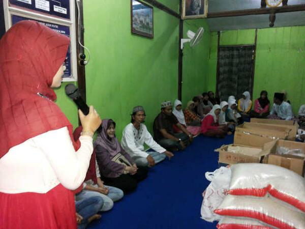 IbBerbagi's tweet photo. Penyaluran #indahnyaberbagi tahun lalu di panti asuhan di semarang mimin @ekayunila http://t.co/2IYZhwxgIZ
