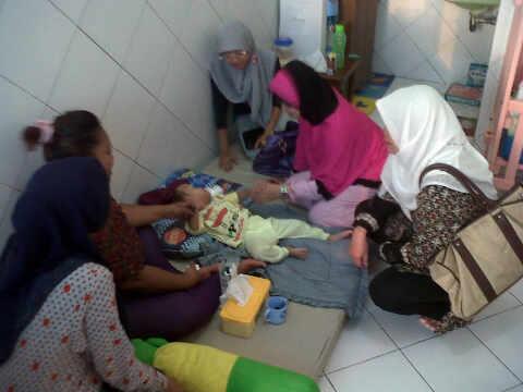 IbBerbagi's tweet photo. Kegiatan penyaluran #indahnyaberbagi tahun lalu d panti cacat ganda alrifdah,semarang,(bayi yg hidrosefalus) :( http://t.co/uc6TmAmjFb