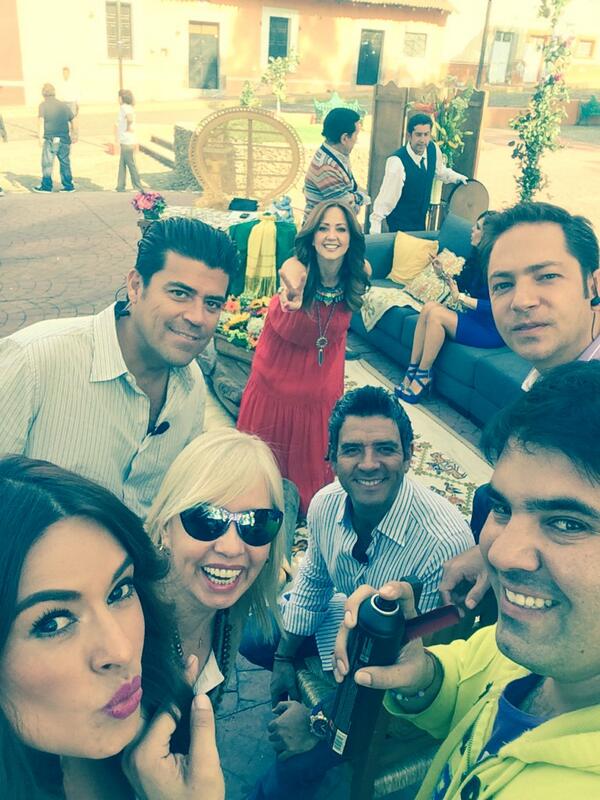 GalileaMontijo's tweet photo. Jajjajaja que animoooo! Arrancamos @programa_hoy ❤️❤️❤️❤️ http://t.co/Olet5M0xQt