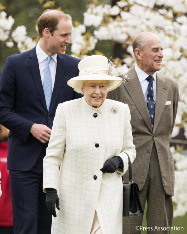 RoyalFamily's tweet photo. The Queen & The Duke of Edinburgh with their grandson The Duke of Cambridge at the #WindsorGreys statue unveiling http://t.co/jJgFze1FZQ