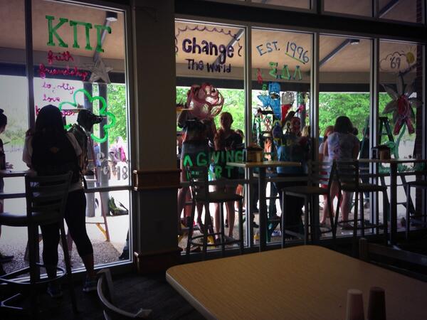 TLUAlumni's tweet photo. #tlugreekweek Window Wars http://t.co/McxN4JQeho