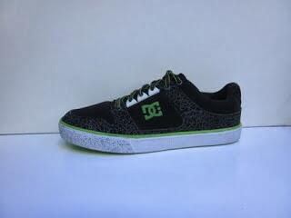 simmysL's tweet photo. "@KrazCloth: DC Shoes 43 Size 40-45 IDR 320 MINAT? CEK BIO http://t.co/GCRM3WPuYQ"