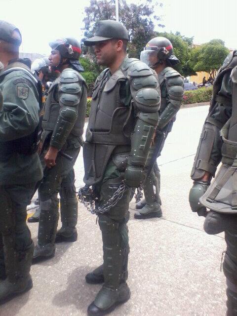 crr62's tweet photo. #Margarita #1A Con esas "Cadenas de amor y paz" esperó GNB por orden de @carlosmatacmf a los estudiantes http://t.co/sWKq79CZAU