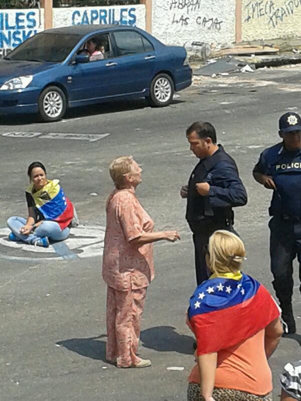 camilodeasis's tweet photo. "@_VZLALUCHA: "Yo me cambio x 4 muchachos"decía  Esta bella señora ante detención de 1 joven en Patio Trigal #1A http://t.co/3KiEqSeGcA"