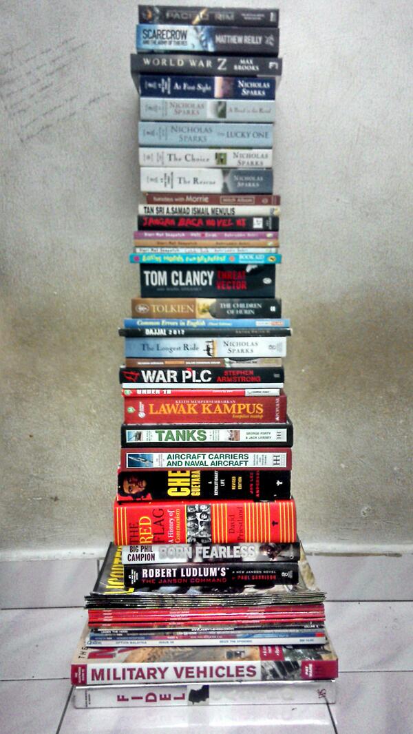AbdullahCheng's tweet photo. behold the tower of books http://t.co/P9jPuT406s