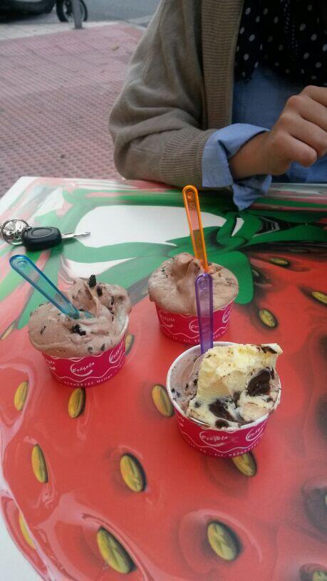 albaa_fdz's tweet photo. Que mejor qu saborearr con mis niñas @TaniaPico202 @Andrea_mg94 el primer heladoo del año aajajjaj http://t.co/T3bwjFhj8t