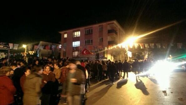 140journos (@140journos) on Twitter photo 21:03 #Ankara #Çankaya - Necla Kızılbağ A.L. önünde gruplar sandık sonuçlarını bekliyor. via <a href="/iadiguzel/">Rylcollector.eth</a> 21:03 #Ankara #Çankaya - Necla Kızılbağ A.L. önünde gruplar sandık sonuçlarını bekliyor. via <a href="/iadiguzel/">Rylcollector.eth</a>