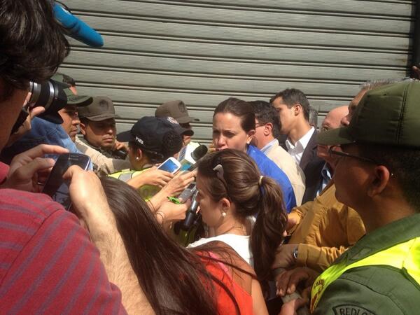 A Maria Corina Machado grupos oficialistas le gritan de todo en los alrededores de la AN.