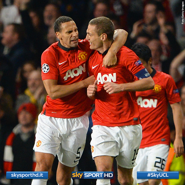 SkySport's tweet photo. #Ferdinand abbraccia #Vidic dopo la rete del vantaggio del #Manchester #ManchesterBayern 1-1 #SkyUCL http://t.co/xGTS0zHeSw