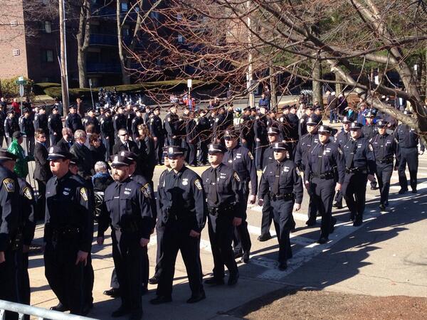 THE_PFFM's tweet photo. HAPPENING NOW! Line of #Firefighters has made it through now #Police line begins MT @AlyshaNECN #BostonStrongLocal718 http://t.co/ERUzV8Zzzc