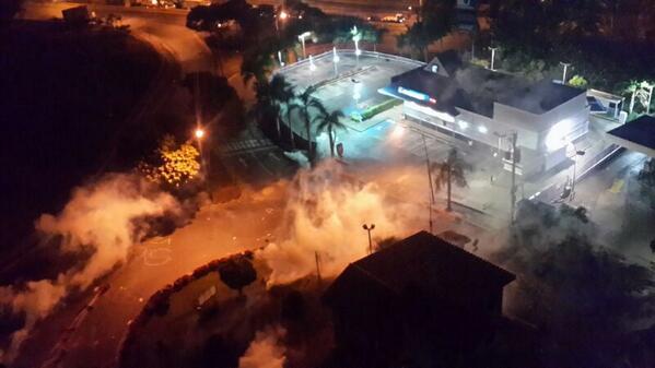 Scorpio_Music_E's tweet photo. Terrazas del Avila bajo ataque represivo y se escucha fuerte cacerolazo http://t.co/2IvR0B2Wvv #1A 10:44 PM