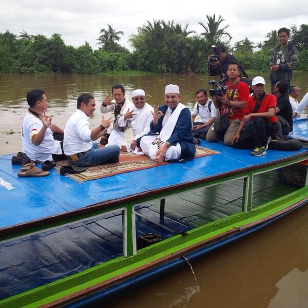 Ayo, usut! Bully !"<a href="/pkspiyungan/">pkspiyungan</a>: Ini "Jet Pribadi" <a href="/anismatta/">Anis Matta</a>  Dipakai Kampanye di Kalimantan bit.ly/1dPRU7e