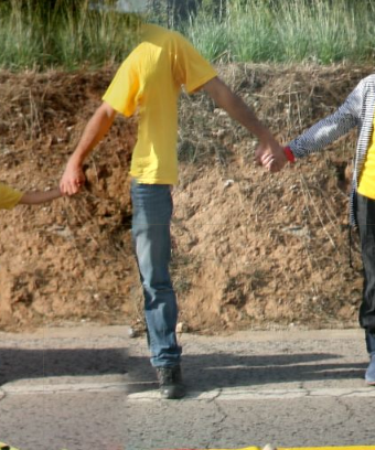iaia_toneta's tweet photo. #gigafotomutant Què és necessita per anar a la Via Catalana? Dos braços i una cama per aguantar-se. El cap no cal! http://t.co/TKiOvqriYK