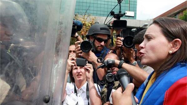 UNoticias's tweet photo. FOTOS | Así intento de María Corina Machado llegar a la AN http://t.co/2LGCVaNUeL http://t.co/kEyFYlLaUV