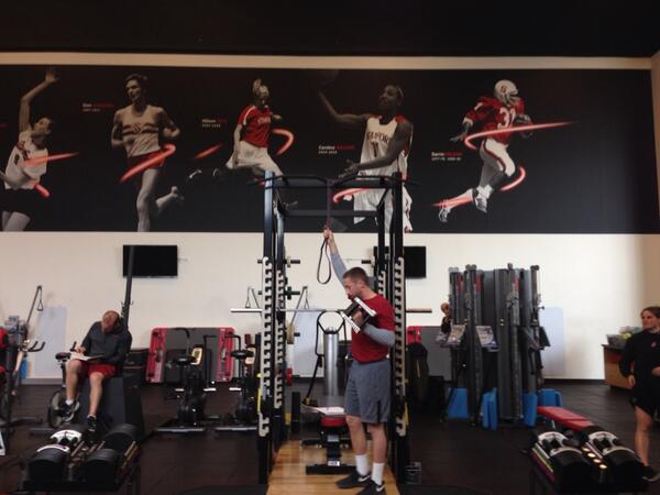 SU_Performance's tweet image. Intern Adam recapping last weeks staff ed. - Sh. Press w/ band pull. Prox stability, distal mobility #stablecore