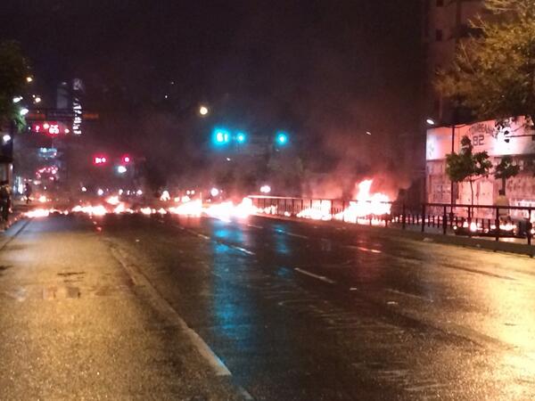 Mmorin_informa's tweet photo. Barricadas en la Miranda cerca de Parque del Este (8:08PM) http://t.co/WX6FggtKpp