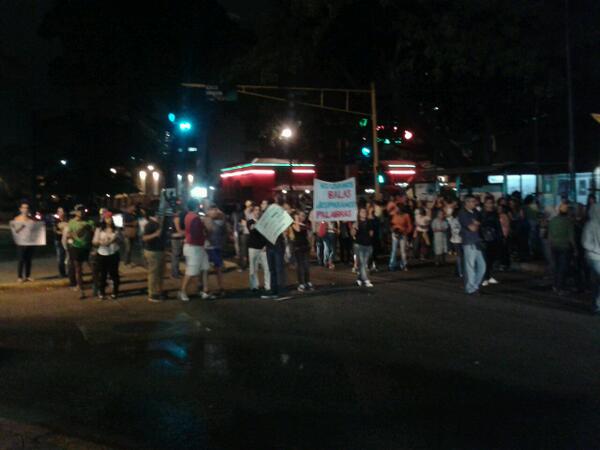 ElUniversal's tweet photo. 8:14 pm Protesta Calle Lincoln de Bello Monte. #Caracas Sin embargo, hay paso vehicular http://t.co/blMcFhYE3c (vía @ElkisBejarano) #1A