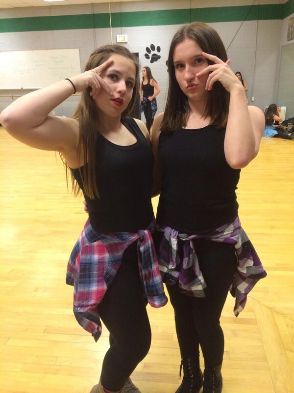 roxyrosej's tweet image. So never posted this but volleyball game with guppy!🐠