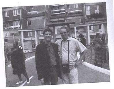 JeanBonot's tweet photo. Manuel Valls s’affichant avec l’ex-néonazi Terry Cooper http://t.co/g8aBJ6oUwK http://t.co/WB13MnDJWQ