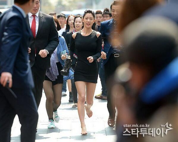 韓流ツイッター 女優 クララ ファンサイン会に遅刻して裸足で明洞を走る 4 2 Http T Co Qsdfuu4sza