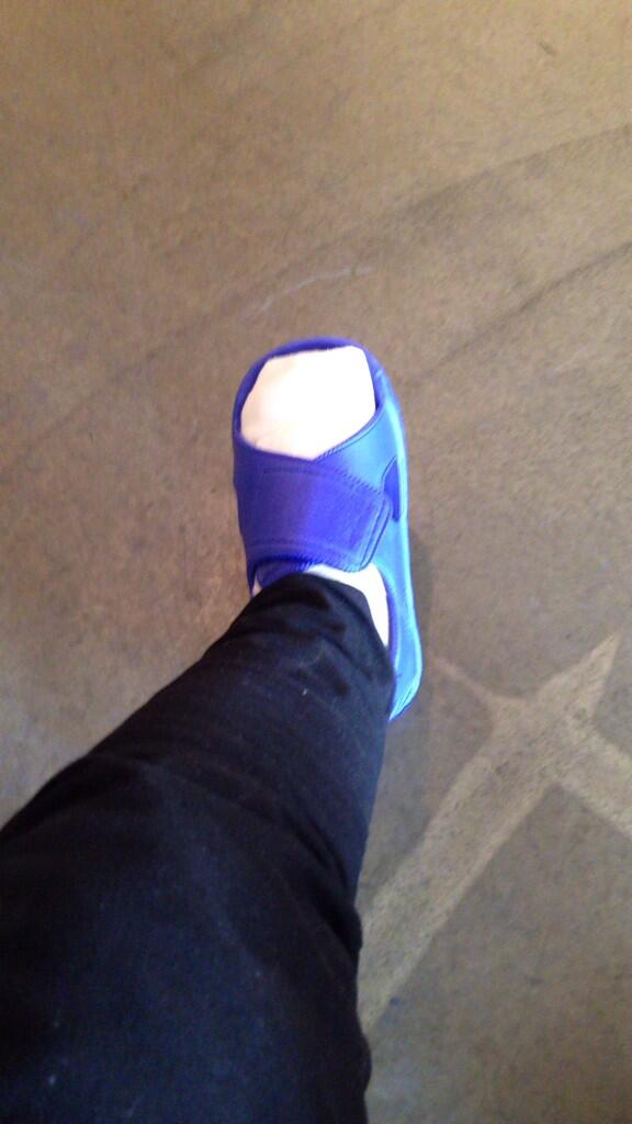 다리 다치고 이쁜 신발을 얻었다 ㅠㅠ