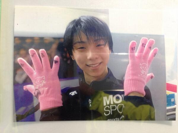 Yuz_sugar's tweet photo. お写真アップ！ アイリン手袋に「は・に・ゅ・う ・ゆ・づ・る・♡」。か、かわいい…。 http://t.co/c3qwZIx6Bu